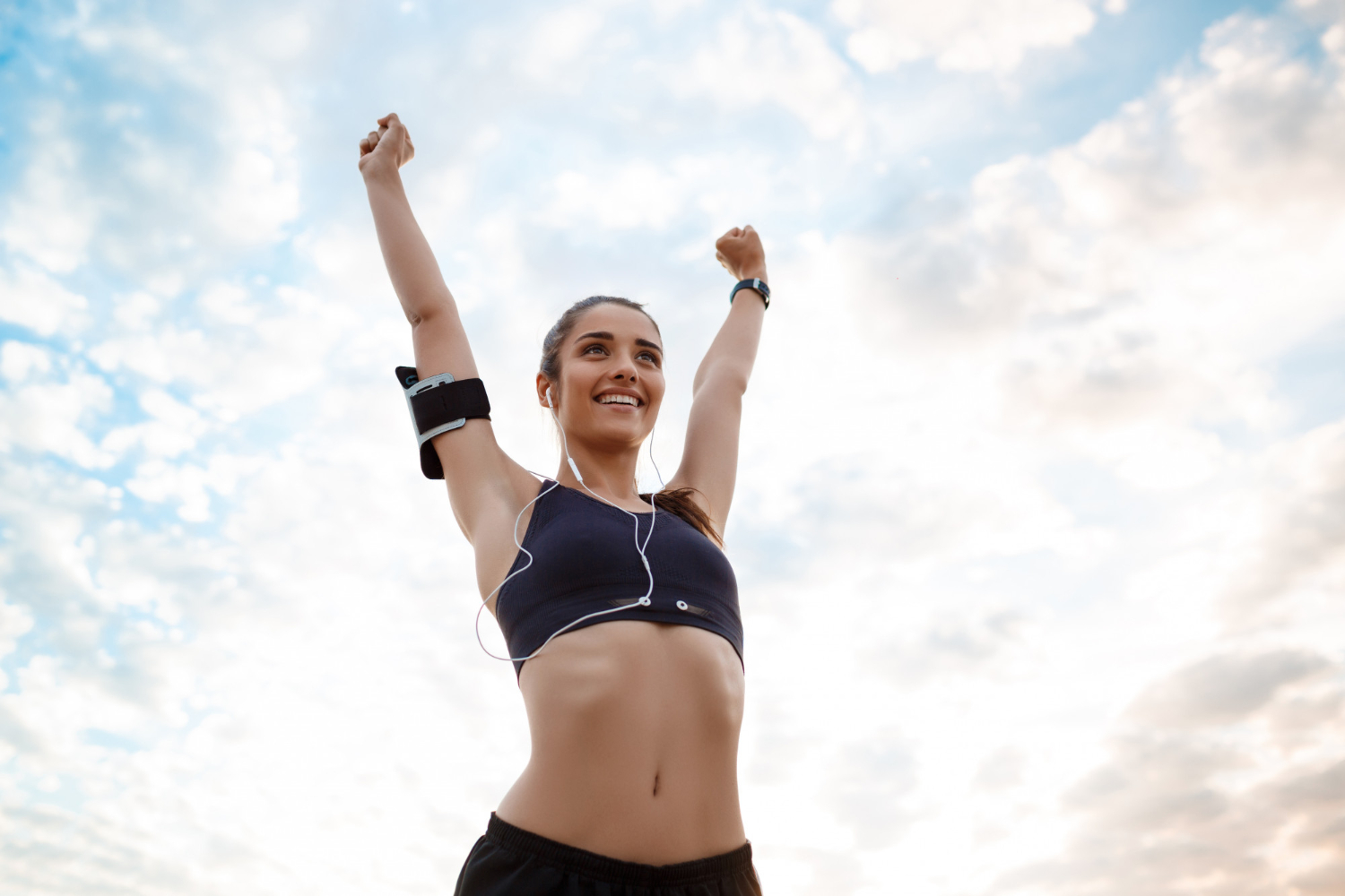 joven-hermosa-nina-deportiva-entrenamiento-al-amanecer-sobre-mar