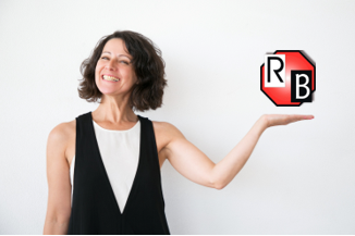 mujer sonriente logo RB